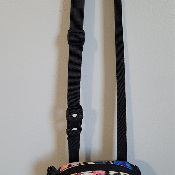 SOLD Herschel Cruz Floral Print 0.5 L Bag - Picture 2 of 7